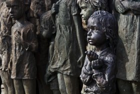 Il monumento ai bambini uccisi al memoriale di Lidice (foto di Andrea Mainardi)