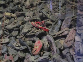 Vetrina con scarpe di deportati, esposizione ad Auschwitz 1 - Stammlager