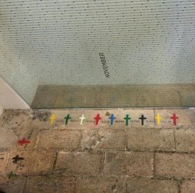 Le croci colorate al museo di Pirna Sonnenstein, omaggio alle vittime del programma T4