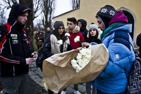 I fiori a Terezin, per ricordare le vittime del campo (foto di Andrea Mainardi)
