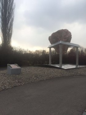 La pietra della memoria al crematorio di Terezin