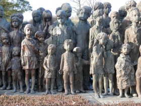 Un particolare del monumento agli 82 bambini di Lidice