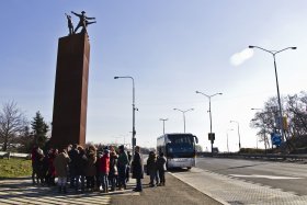 Il monumento ai partigiani che hanno ucciso Heydrich, nella curva dell’agguato