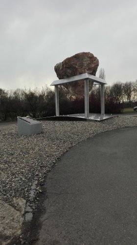 La grande pietra nel memoriale della cittadina di Terezin