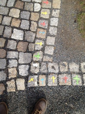 Il sentiero delle croci colorate al museo di Pirna-Sonnenstein, per ricordare le vittime del programma T4