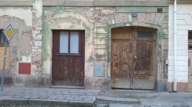 Una vecchia porta di legno nella cittadina di Terezin